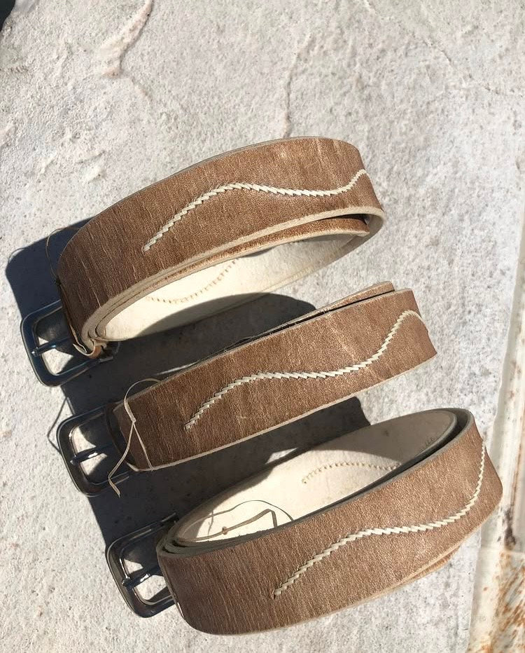 CINTO DE CUERO CON COSTURA